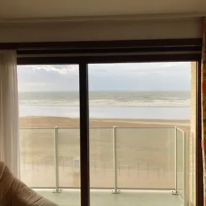 Seagull, Ruim En Volledig Vernieuwd Appartement Met Zeezicht In Westende , Middelkerke Belgique